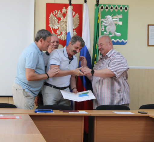 Александр Миронов, зам. главы по ЖКХ (в центре), получил грамоту за труд.